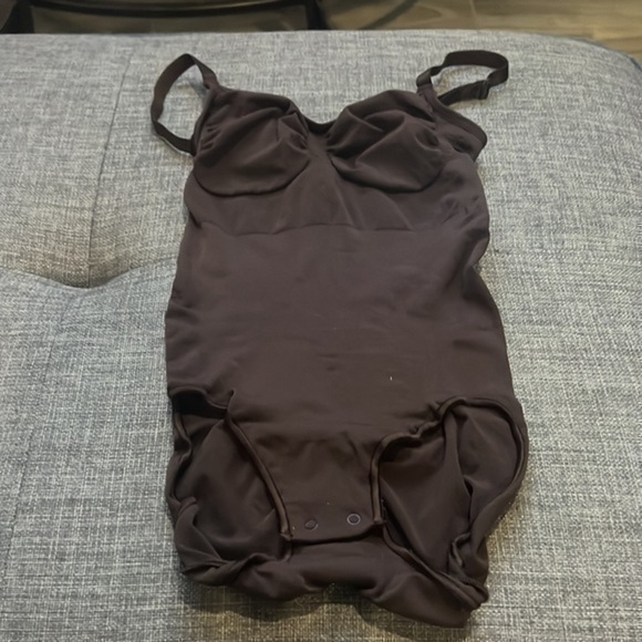 Skims Sculpting Bodysuit W. Snaps - Picture 2 of 11